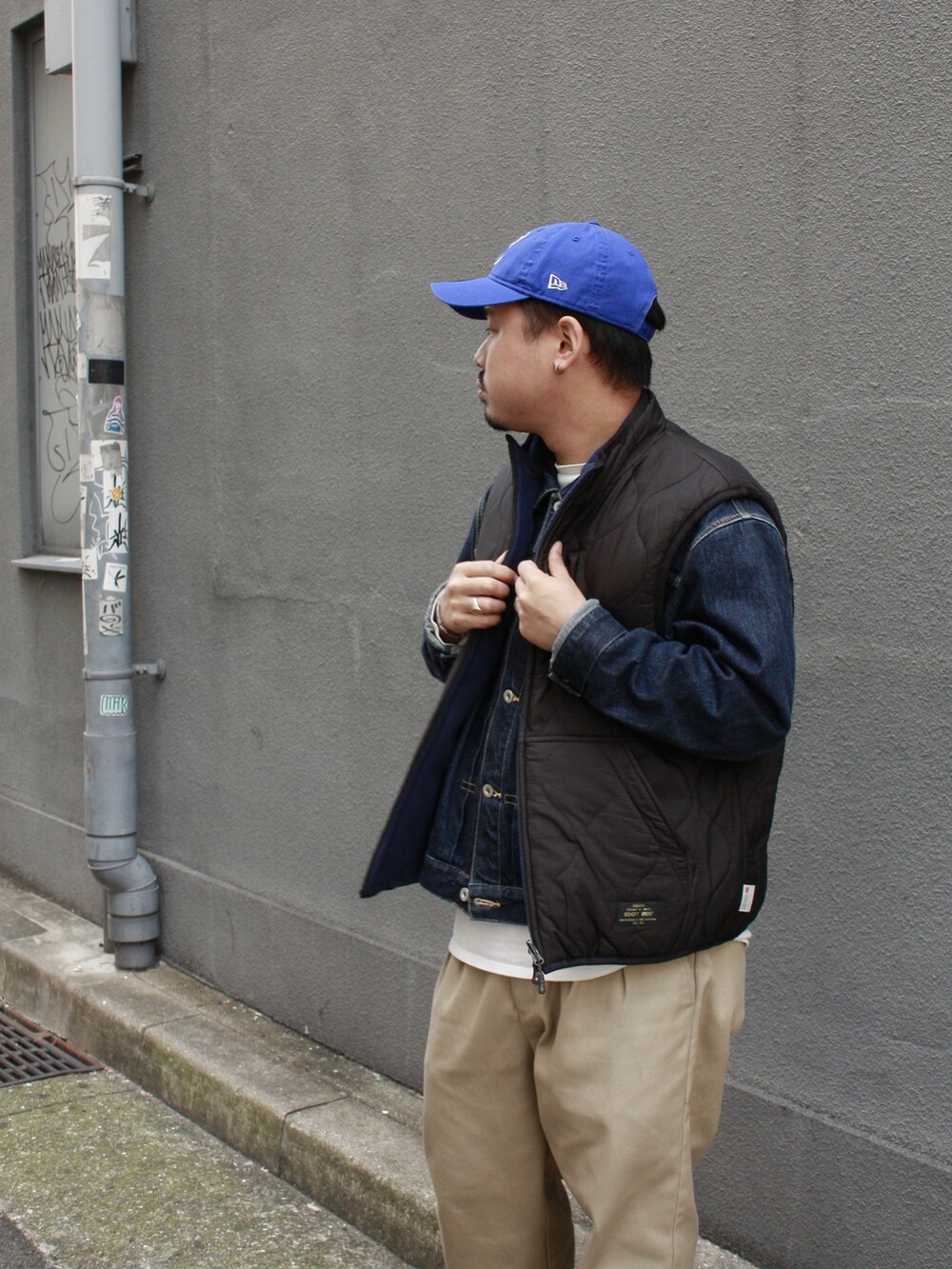 グリーン系のその他パンツ、ブルー系のデニムジャケット、ブルー系のベストを着用したメンズの冬コーディネートの3枚目の写真