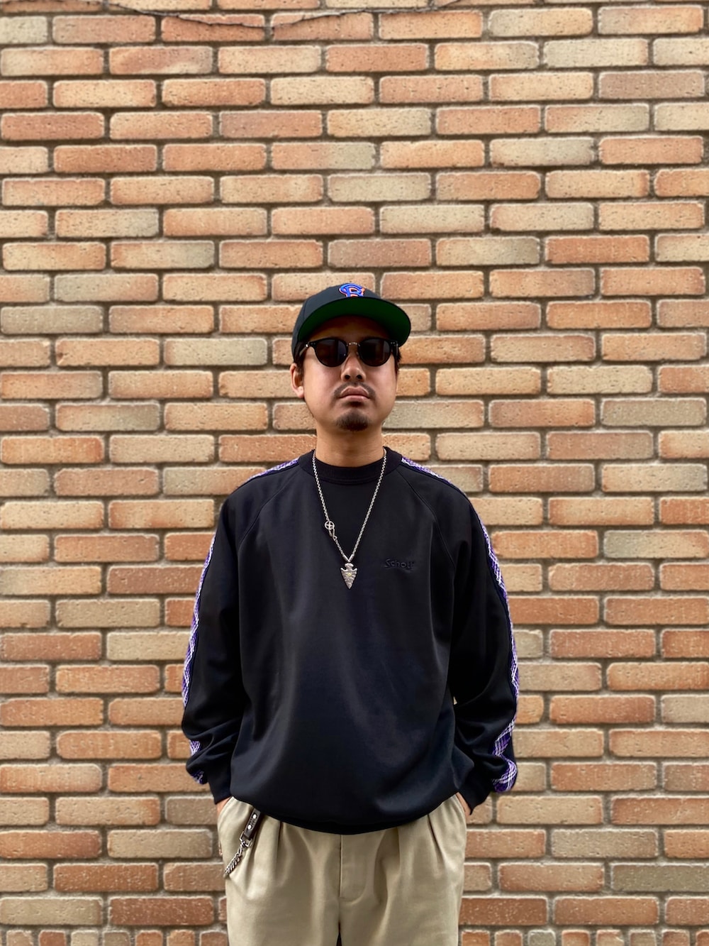 グリーン系のチノパンツ、ブラック系のジャージを着用したメンズの秋コーディネートの2枚目の写真