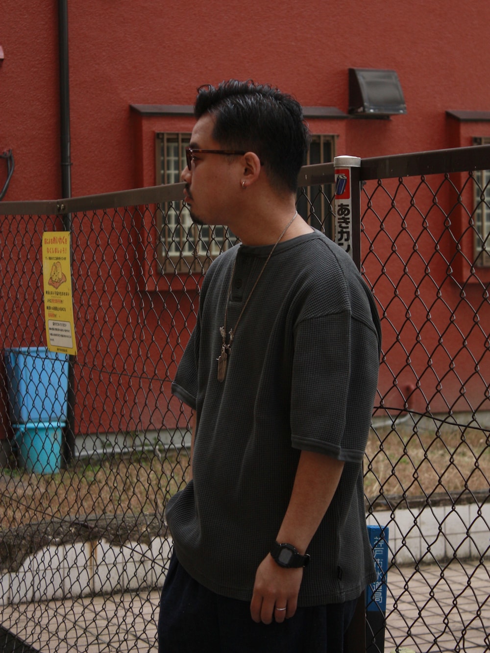 ブルー系のデニムパンツ、ブラック系のTシャツ/カットソーを着用したメンズの冬コーディネートの2枚目の写真