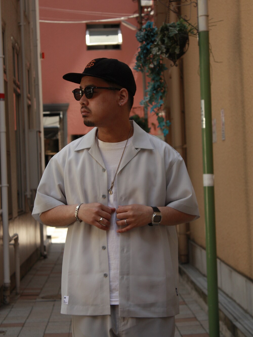 グレー系のその他パンツ、グレー系のシャツ/ブラウスを着用したメンズの春コーディネートの2枚目の写真