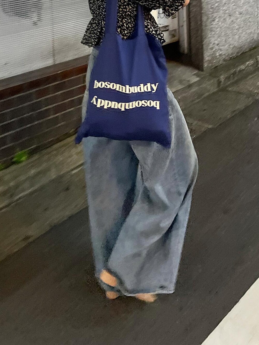 ブラック系のシャツ/ブラウス、ブルー系のトートバッグ、ブルー系のデニムパンツを着用したレディースの夏コーディネートの3枚目の写真