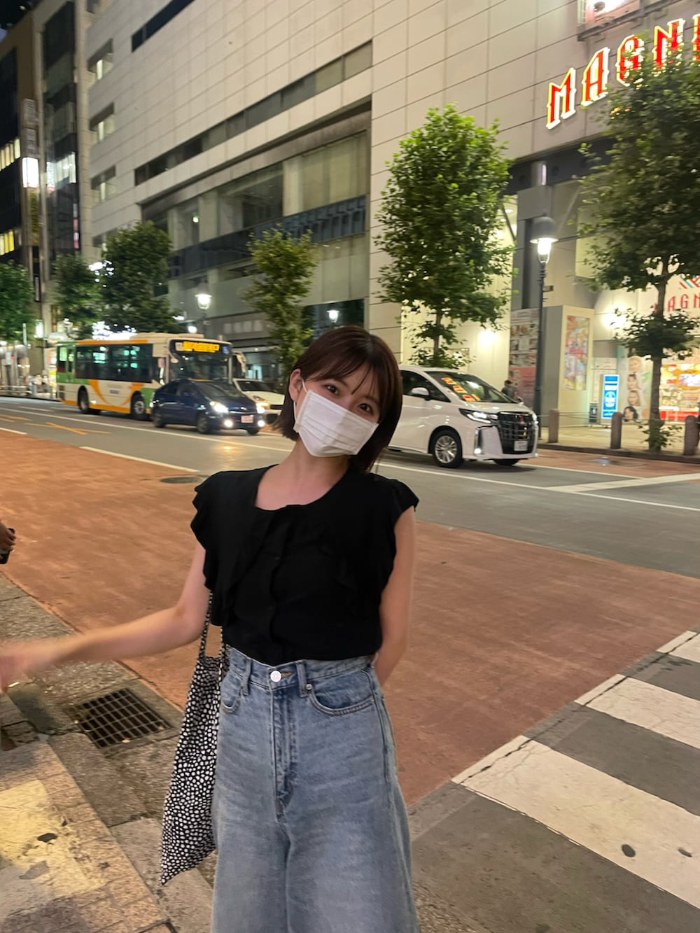 ブラック系のシャツ/ブラウス、ブルー系のデニムパンツを着用したレディースの夏コーディネートの3枚目の写真