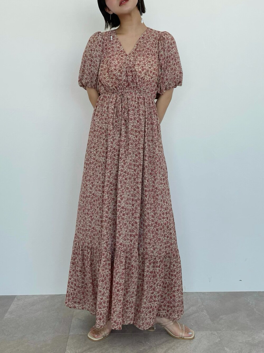 レッド系のワンピースを着用したレディースの春コーディネートの2枚目の写真