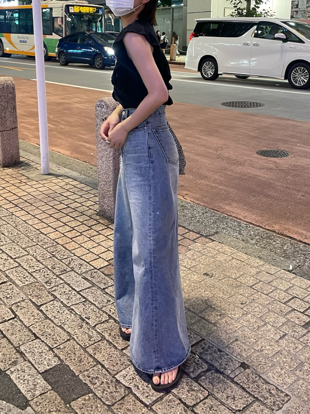 ブラック系のシャツ/ブラウス、ブルー系のデニムパンツを着用したレディースの夏コーディネートの2枚目の写真