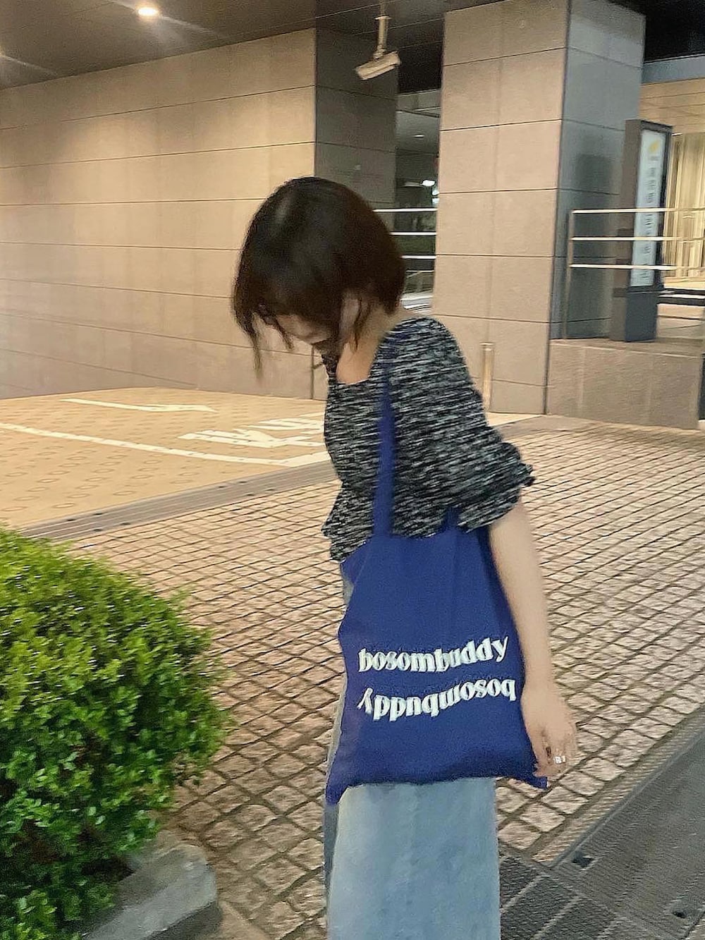 ブラック系のシャツ/ブラウス、ブルー系のトートバッグ、ブルー系のデニムパンツを着用したレディースの夏コーディネートの2枚目の写真