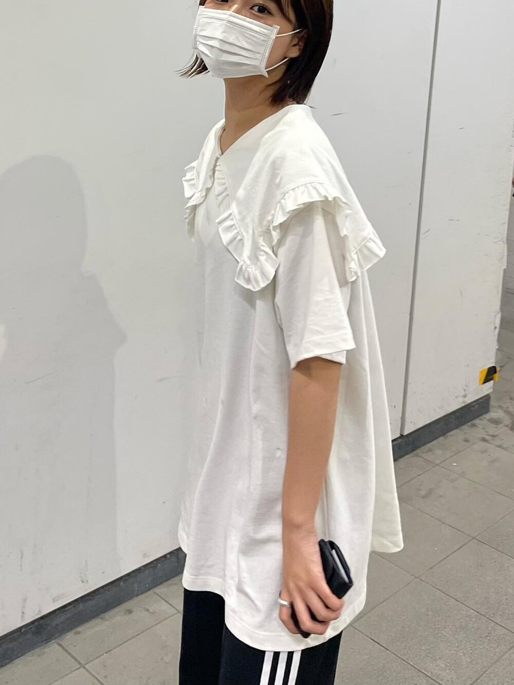 ホワイト系のTシャツ/カットソーを着用したレディースの夏コーディネートの2枚目の写真