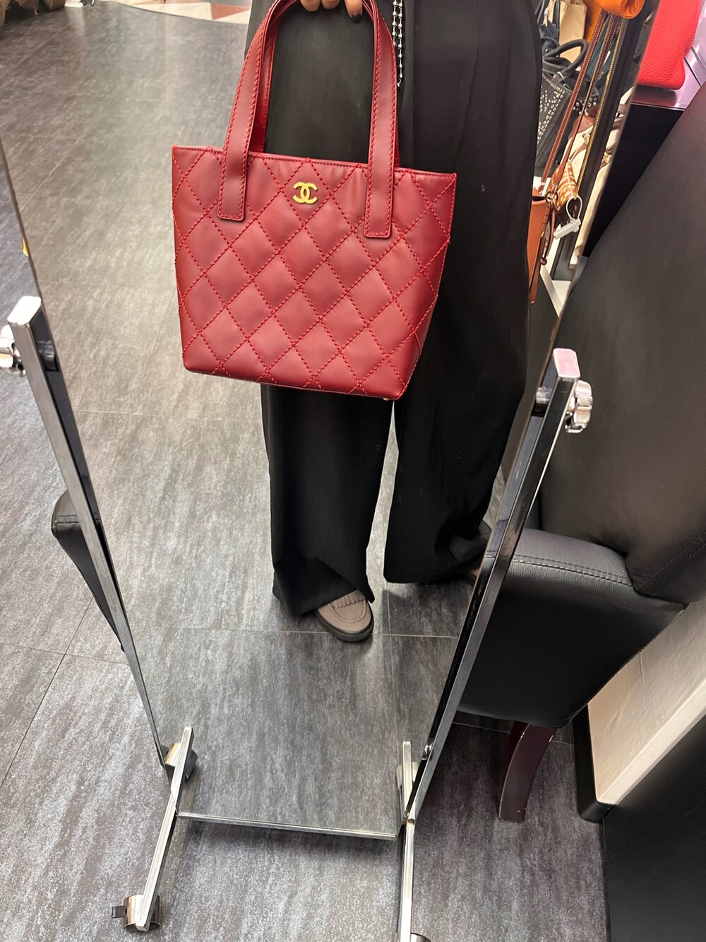 「CHANELのアイテム（トートバッグ、レッド系）」を使った、Mさん（骨格ストレート・レディース・161cm）の夏コーディネートの2枚目の写真