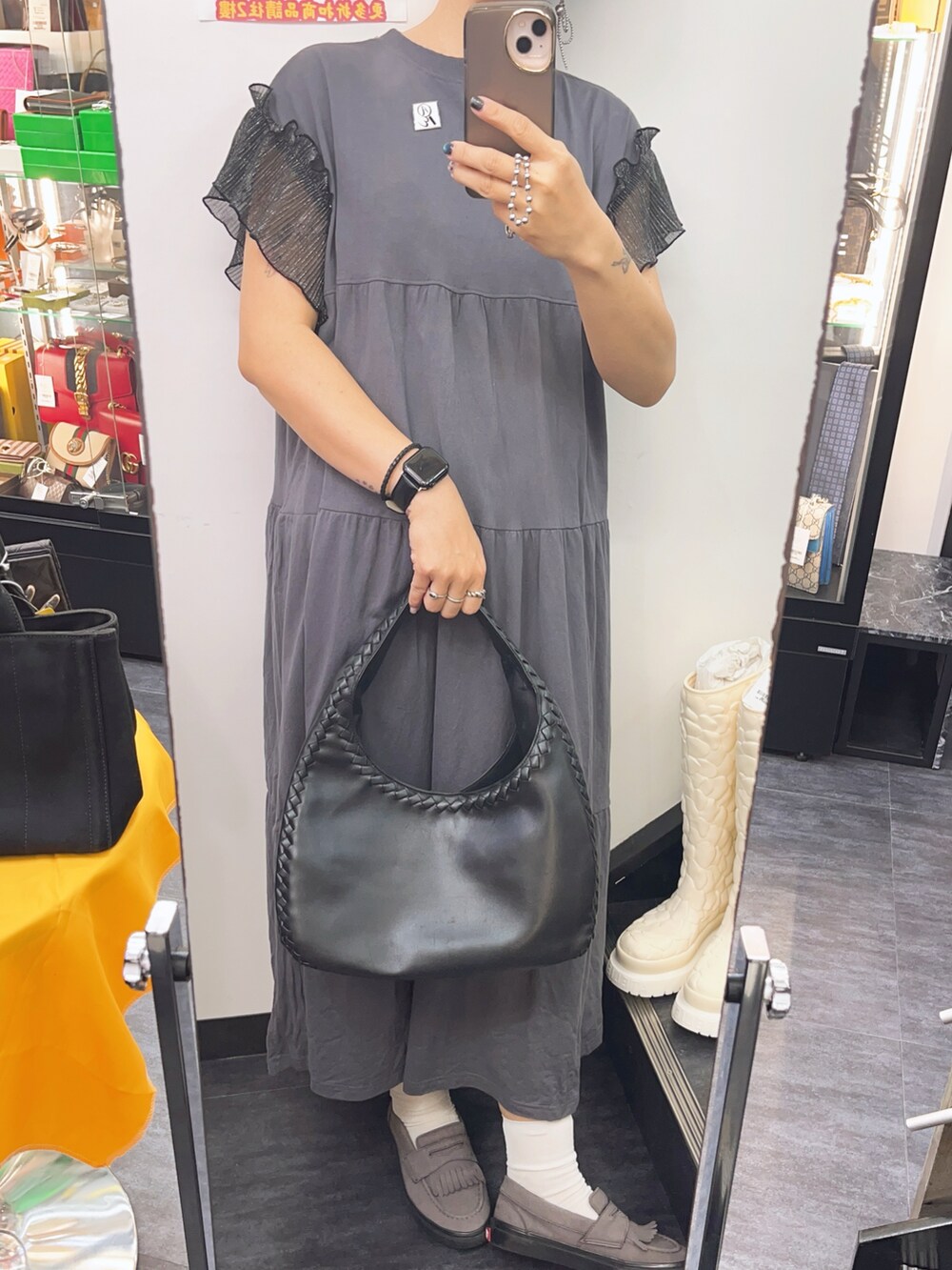 「Authentic Experts」｜「BOTTEGA VENETAのアイテム（ショルダーバッグ、ブラック系）」を使った、Mさん（骨格ストレート・レディース・161cm）の夏コーディネートの2枚目の写真