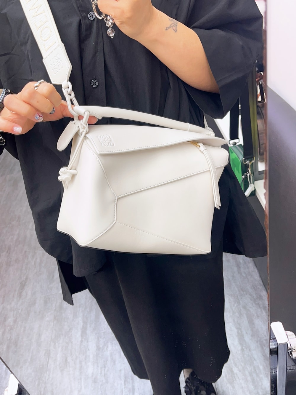 「AuthenicExperts」｜「LOEWEのアイテム（バッグ、ホワイト系）」を使った、Mさん（骨格ストレート・レディース・161cm）の夏コーディネートの2枚目の写真