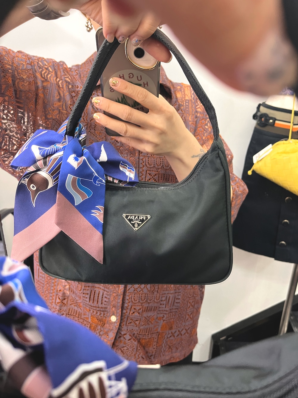「Authentic Experts、J-ports、在日臺灣人」｜「PRADAのアイテム（トートバッグ、ブラック系）」を使った、Mさん（骨格ストレート・レディース・161cm）の夏コーディネートの3枚目の写真