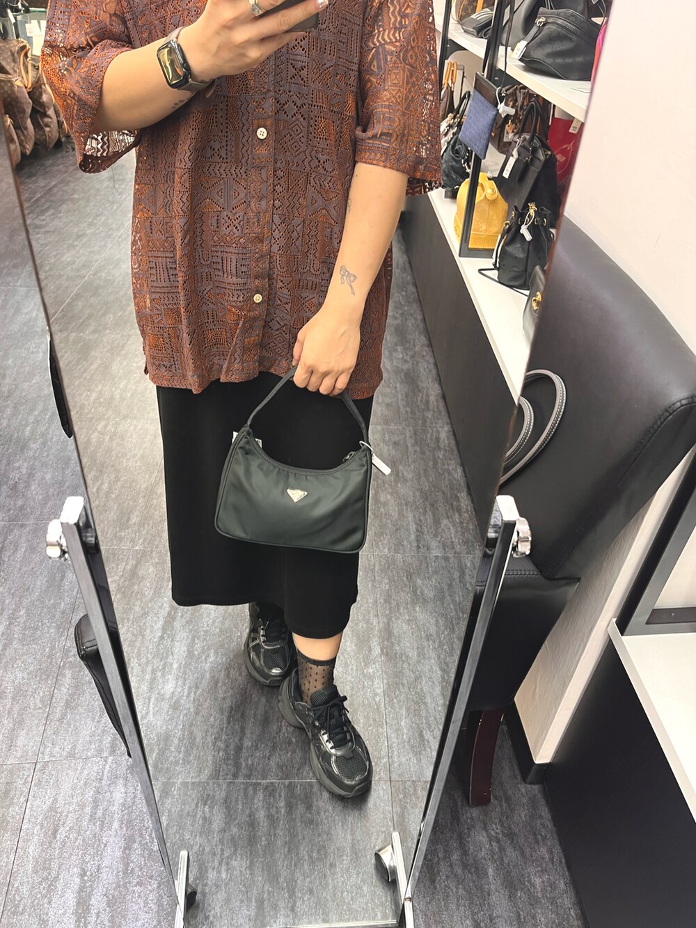 「Authentic Experts、J-ports、在日臺灣人」｜「PRADAのアイテム（トートバッグ、ブラック系）」を使った、Mさん（骨格ストレート・レディース・161cm）の夏コーディネートの2枚目の写真