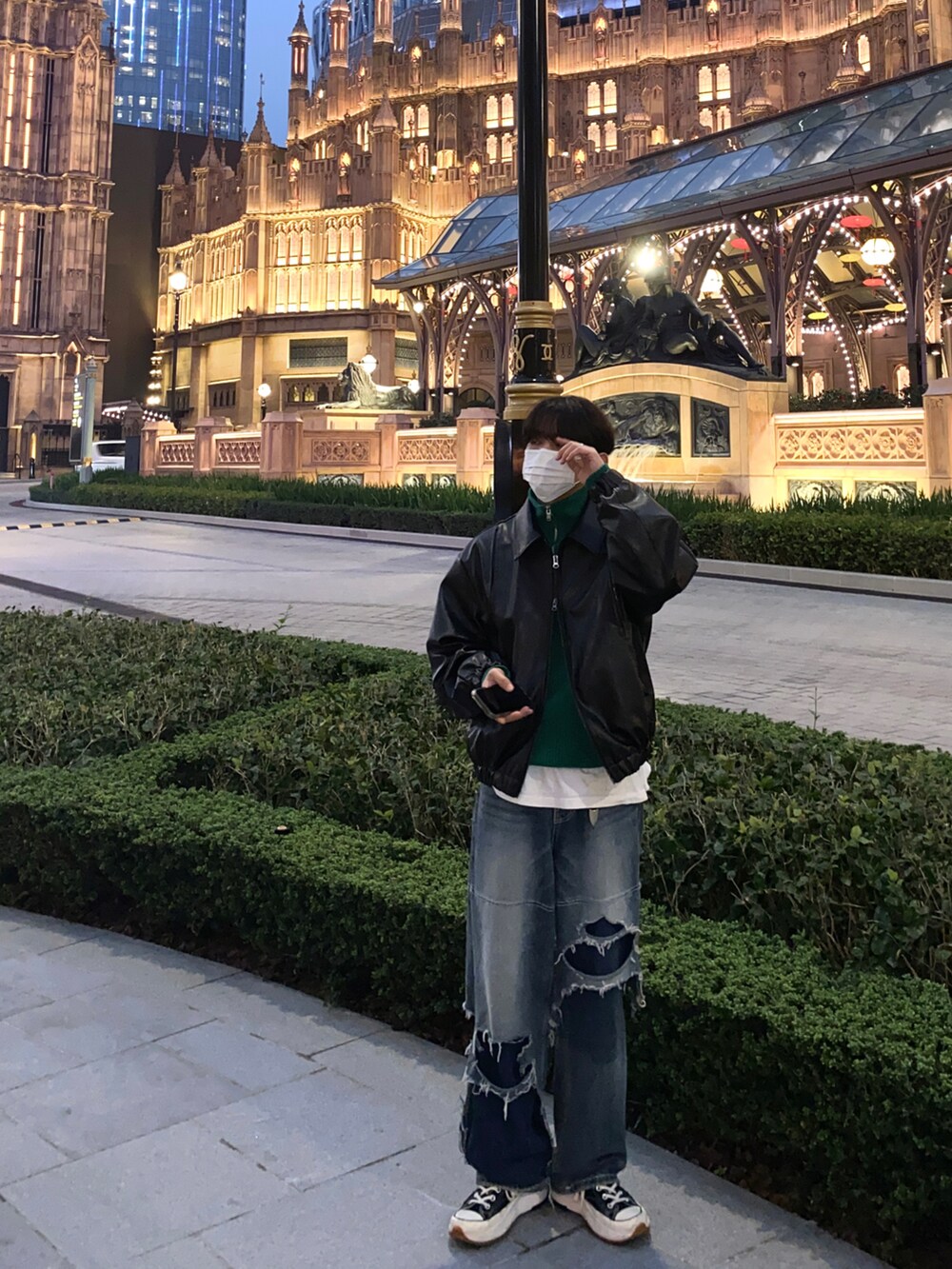 ブラック系のジャケット/アウター、ブルー系のデニムパンツ、ブラック系のシューズを着用したメンズの冬コーディネートの2枚目の写真