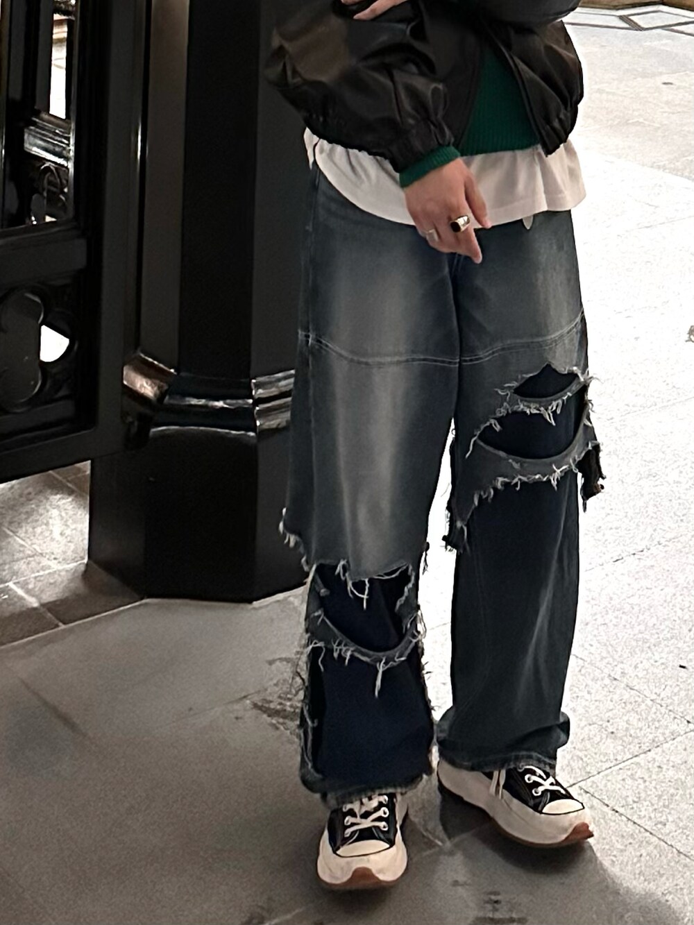 ブラック系のジャケット/アウター、ブルー系のデニムパンツ、ブラック系のシューズを着用したメンズの冬コーディネートの3枚目の写真