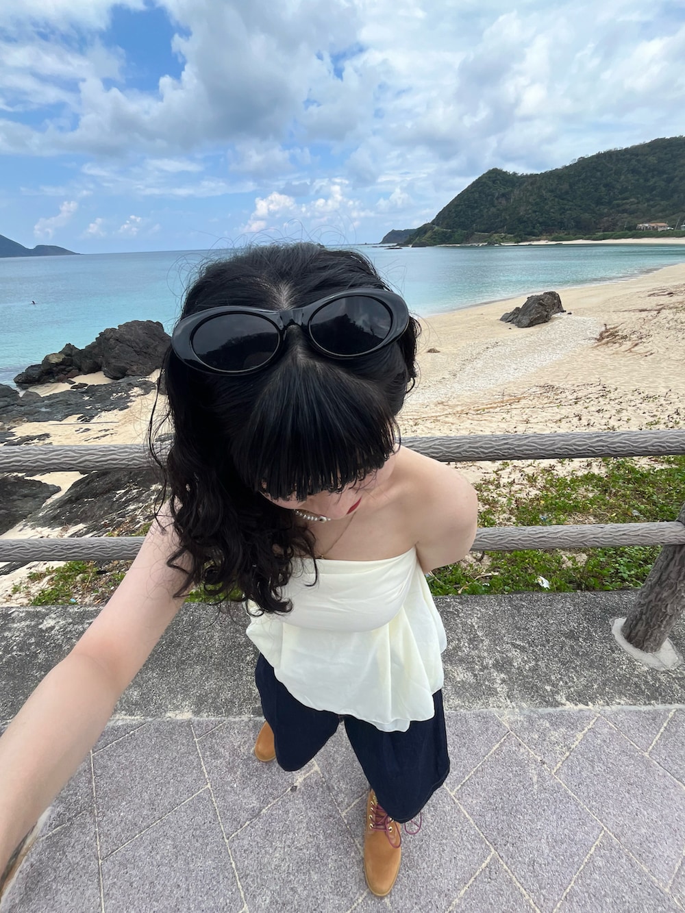 「水着、古着MIX、秋っぽコーデ更新中、ブーツ、ブーツスタイル、ハーフパンツ、デニム、デニムパンツ、オフショル、低身長、低身長コーデ」｜「JOURNAL STANDARD relumeの《追加》【IOMMI/アイオミ】VEGAN LEATHER BAG：バッグ（ハンドバッグ、ブラック系）」を使った、おごさん（レディース・148cm）の秋コーディネートの2枚目の写真