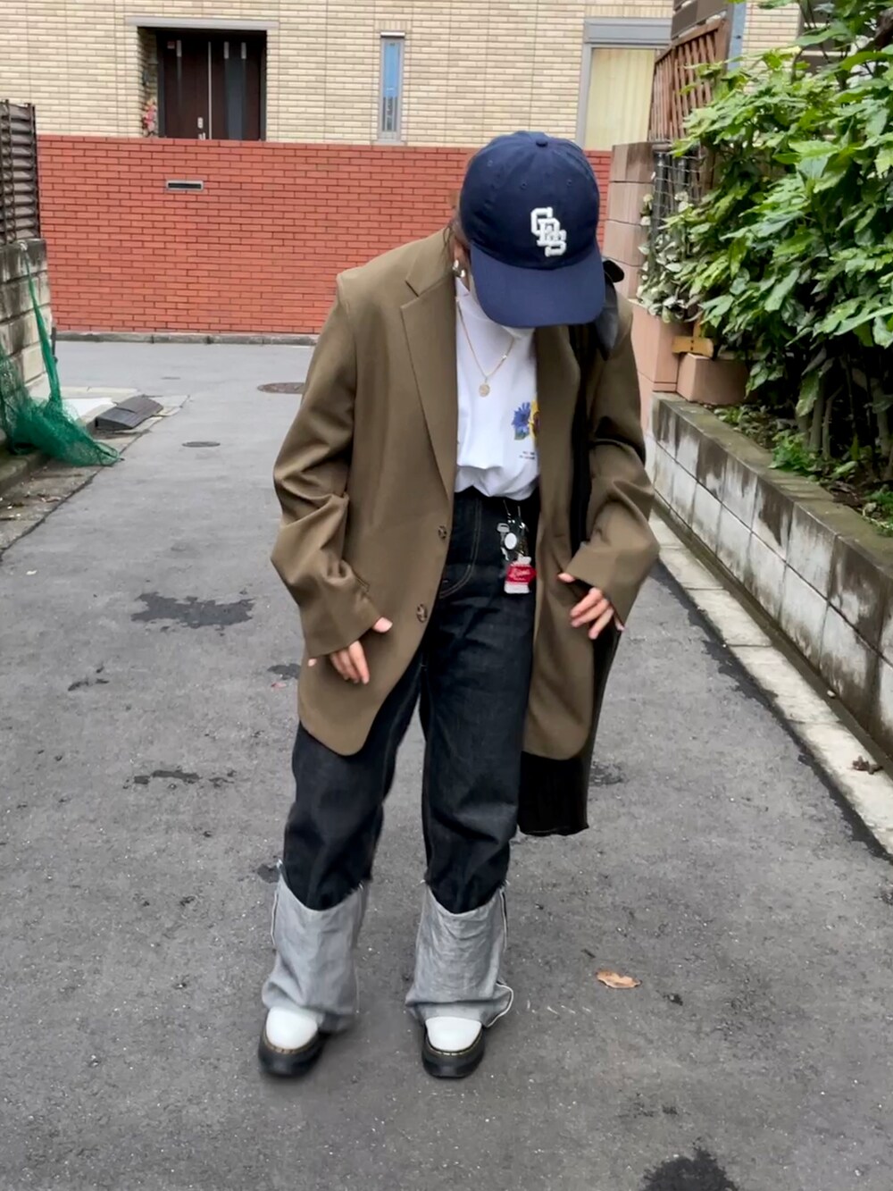 ホワイト系のTシャツ/カットソー、ブラック系のデニムパンツ、グリーン系のテーラードジャケットを着用したレディースの春コーディネートの2枚目の写真