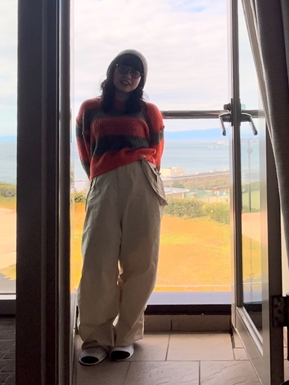 「冬服、お洒落さんとつながりたい、お洒落好きな人と繋がりたい、おしゃれさんと繋がりたい、パンツスタイル、メガネ女子、ニット帽、低身長、低身長コーデ、オレンジニット」｜「FREAK'S STOREのパラシュートパンツ（その他パンツ、ホワイト系）」を使った、おごさん（レディース・148cm）の冬コーディネートの2枚目の写真