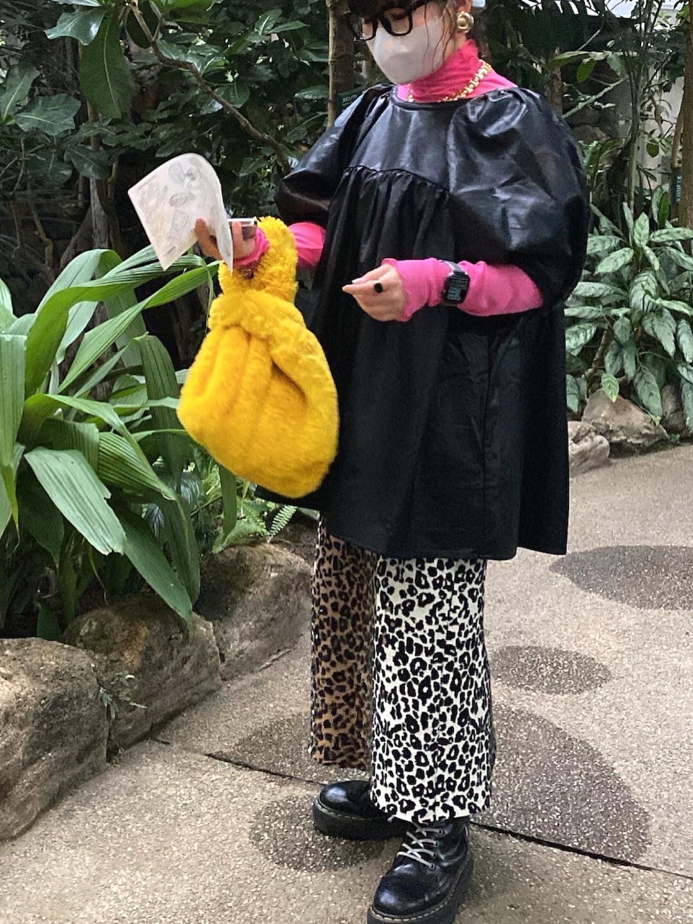 ブラック系のブーツ、ブラック系のシャツ/ブラウス、ピンク系のTシャツ/カットソーを着用したレディースの冬コーディネートの2枚目の写真