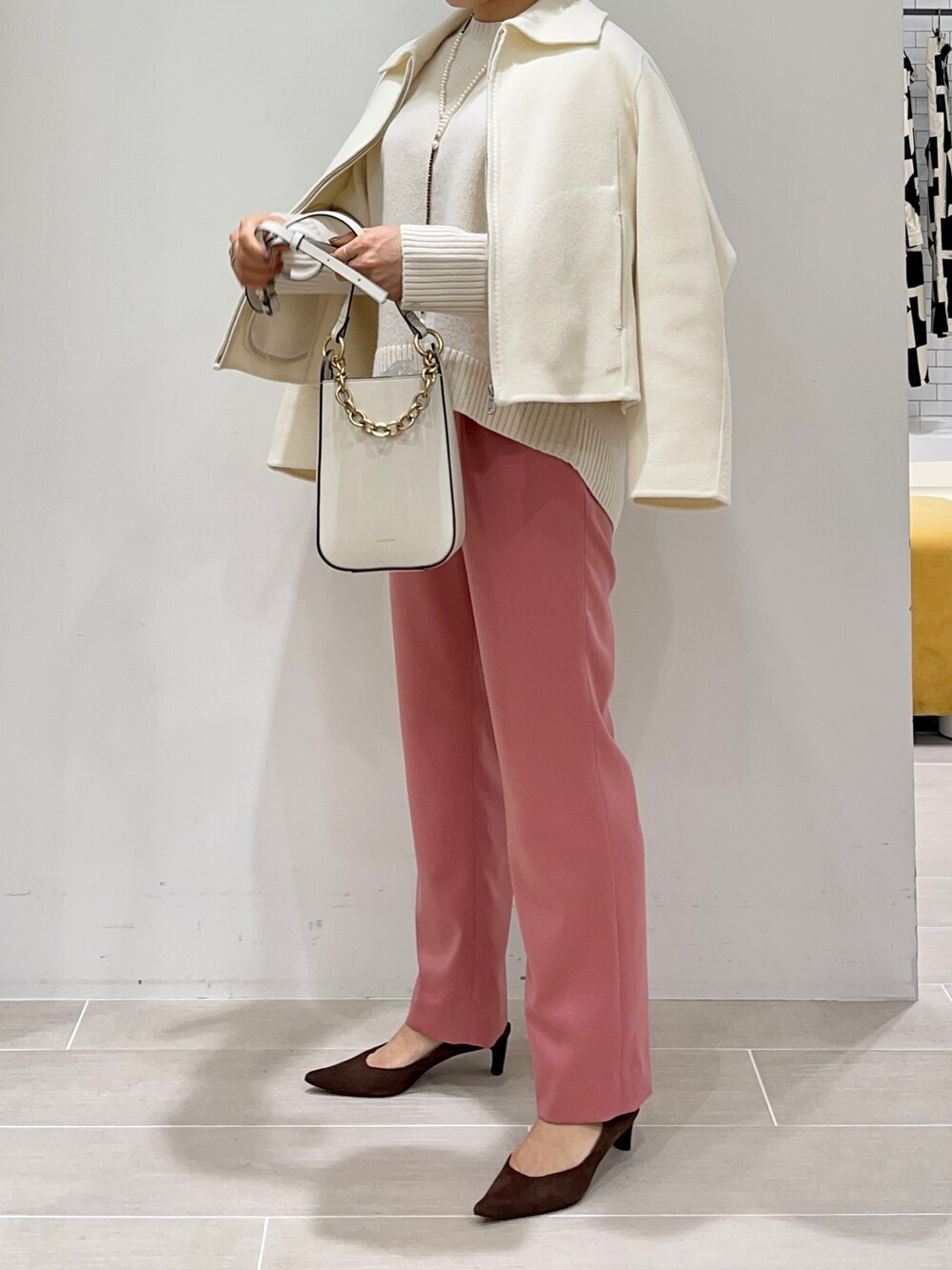 ピンク系のその他パンツ、ホワイト系のニット/セーター、ホワイト系のブルゾンを着用したレディースの冬コーディネートの2枚目の写真