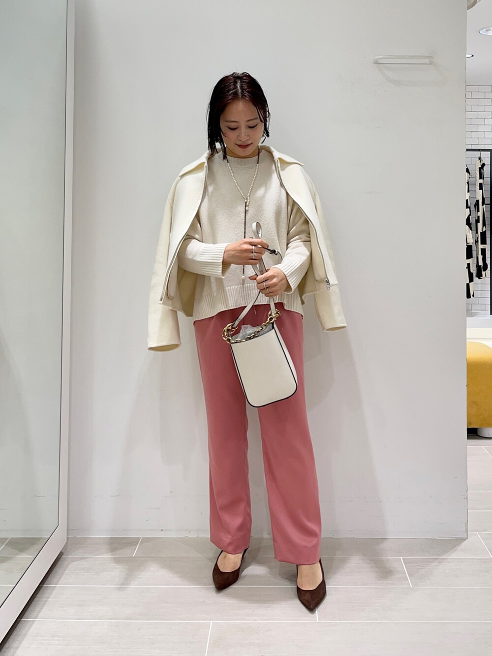 ピンク系のその他パンツ、ホワイト系のニット/セーター、ホワイト系のブルゾンを着用したレディースの冬コーディネートの3枚目の写真