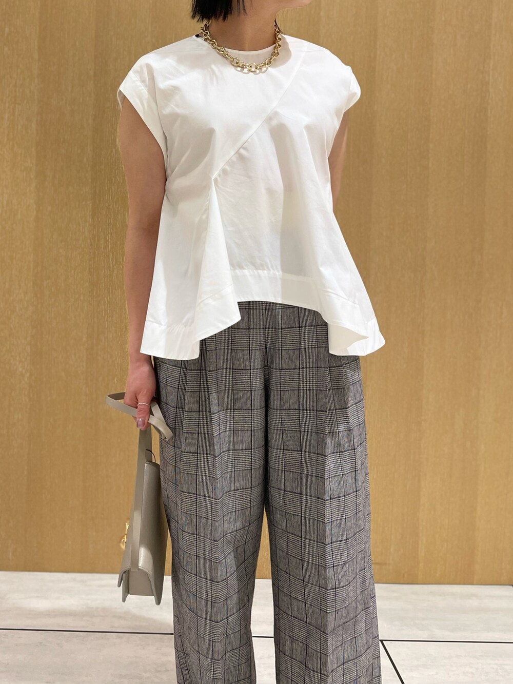 ホワイト系のシャツ/ブラウス、その他のスラックスを着用したレディースの夏コーディネートの2枚目の写真