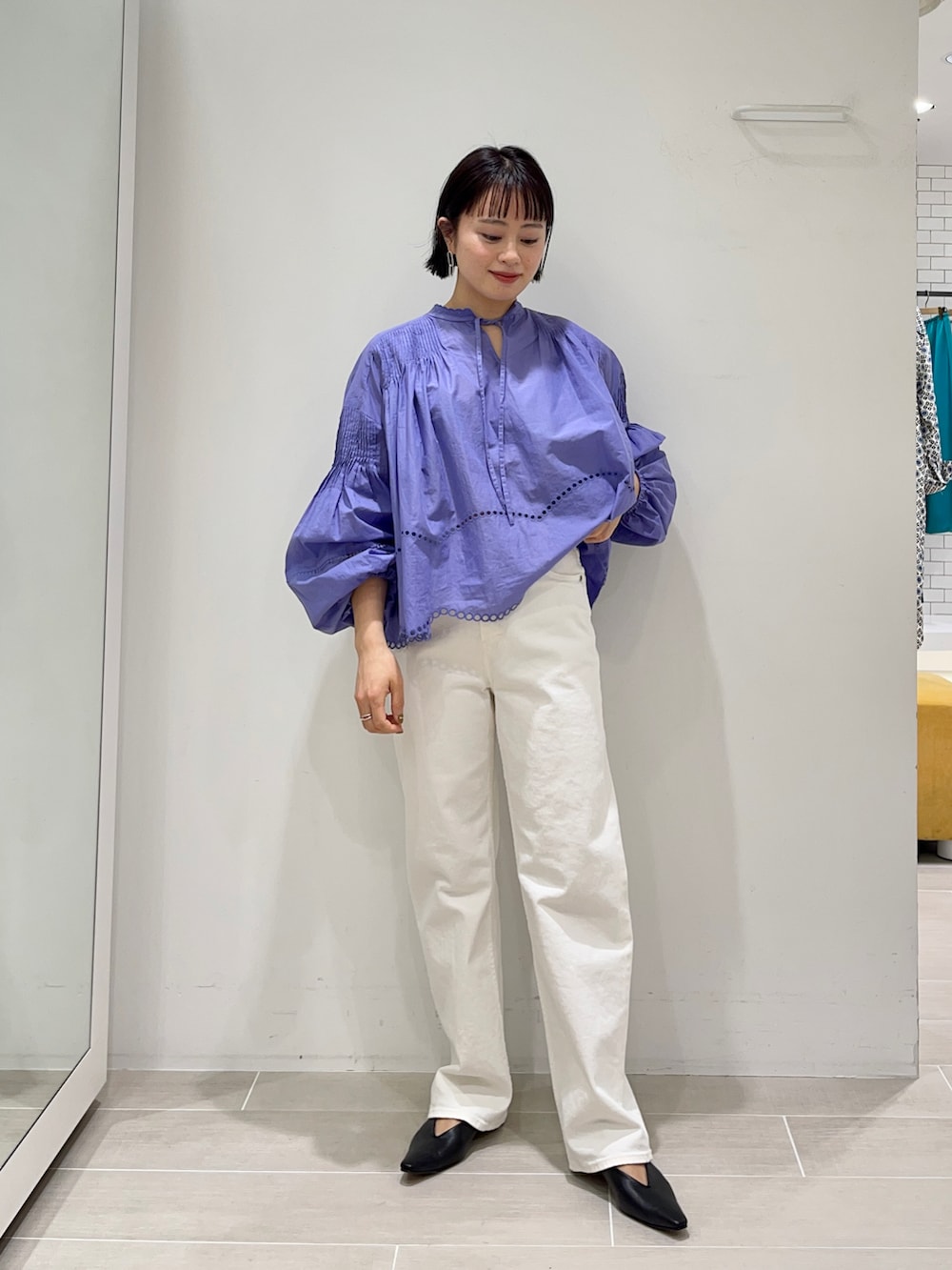 ホワイト系のデニムパンツ、パープル系のシャツ/ブラウス、ブラック系のパンプスを着用したレディースの春コーディネートの2枚目の写真