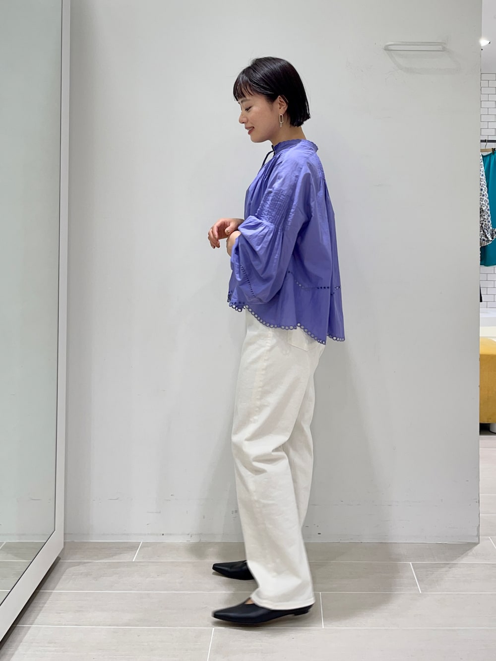 ホワイト系のデニムパンツ、パープル系のシャツ/ブラウス、ブラック系のパンプスを着用したレディースの春コーディネートの3枚目の写真