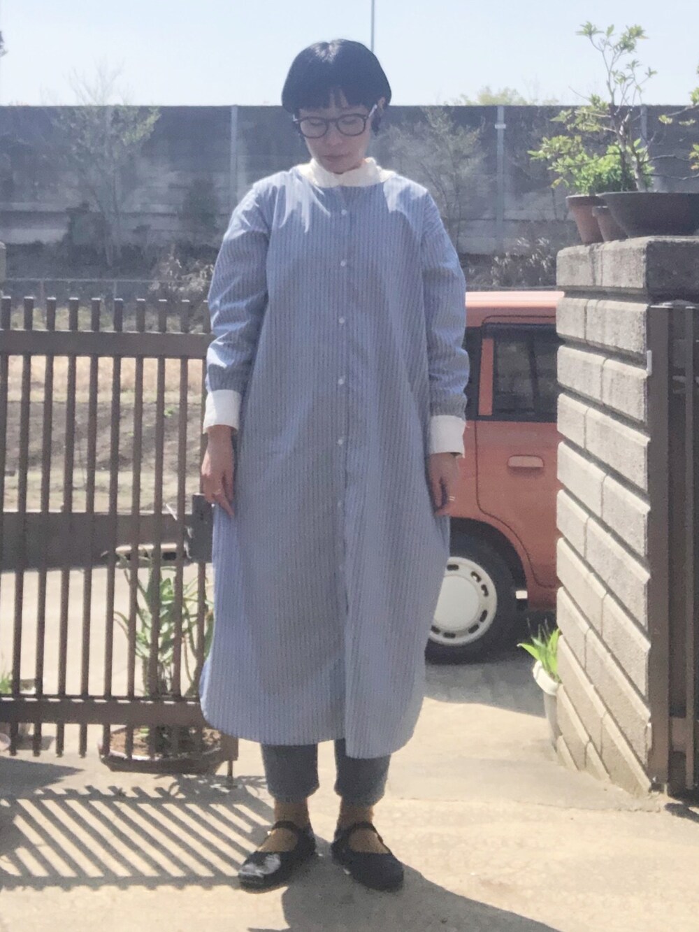 その他のワンピース、ホワイト系のTシャツ/カットソー、ブルー系のデニムパンツを着用したレディースの春コーディネートの3枚目の写真