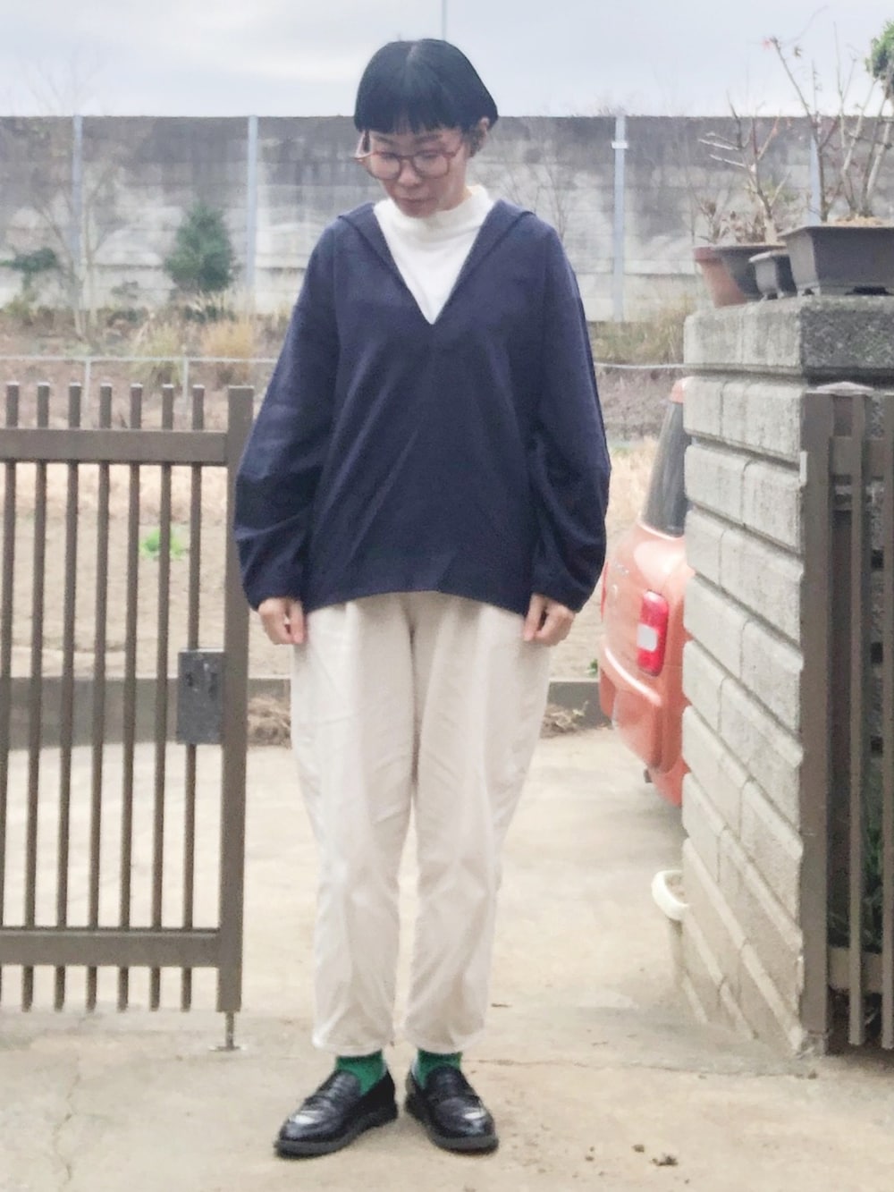 ホワイト系のTシャツ/カットソー、ブルー系のシャツ/ブラウス、ホワイト系のデニムパンツを着用したレディースの冬コーディネートの2枚目の写真