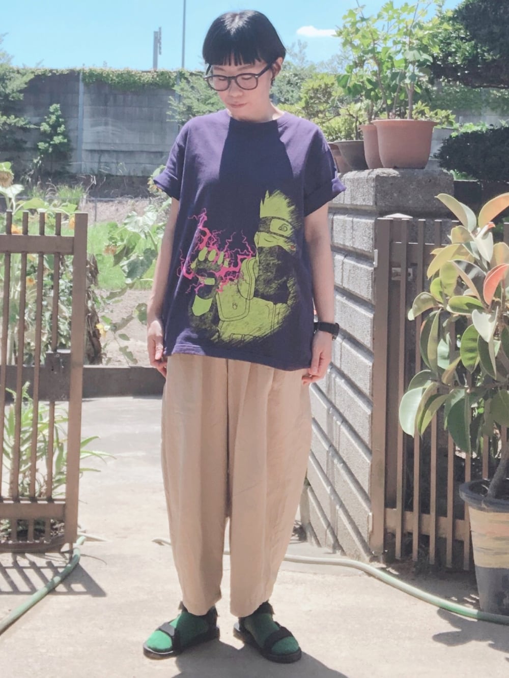 その他のTシャツ/カットソー、ベージュ系のその他パンツ、ブラック系のサンダルを着用したレディースの夏コーディネートの2枚目の写真