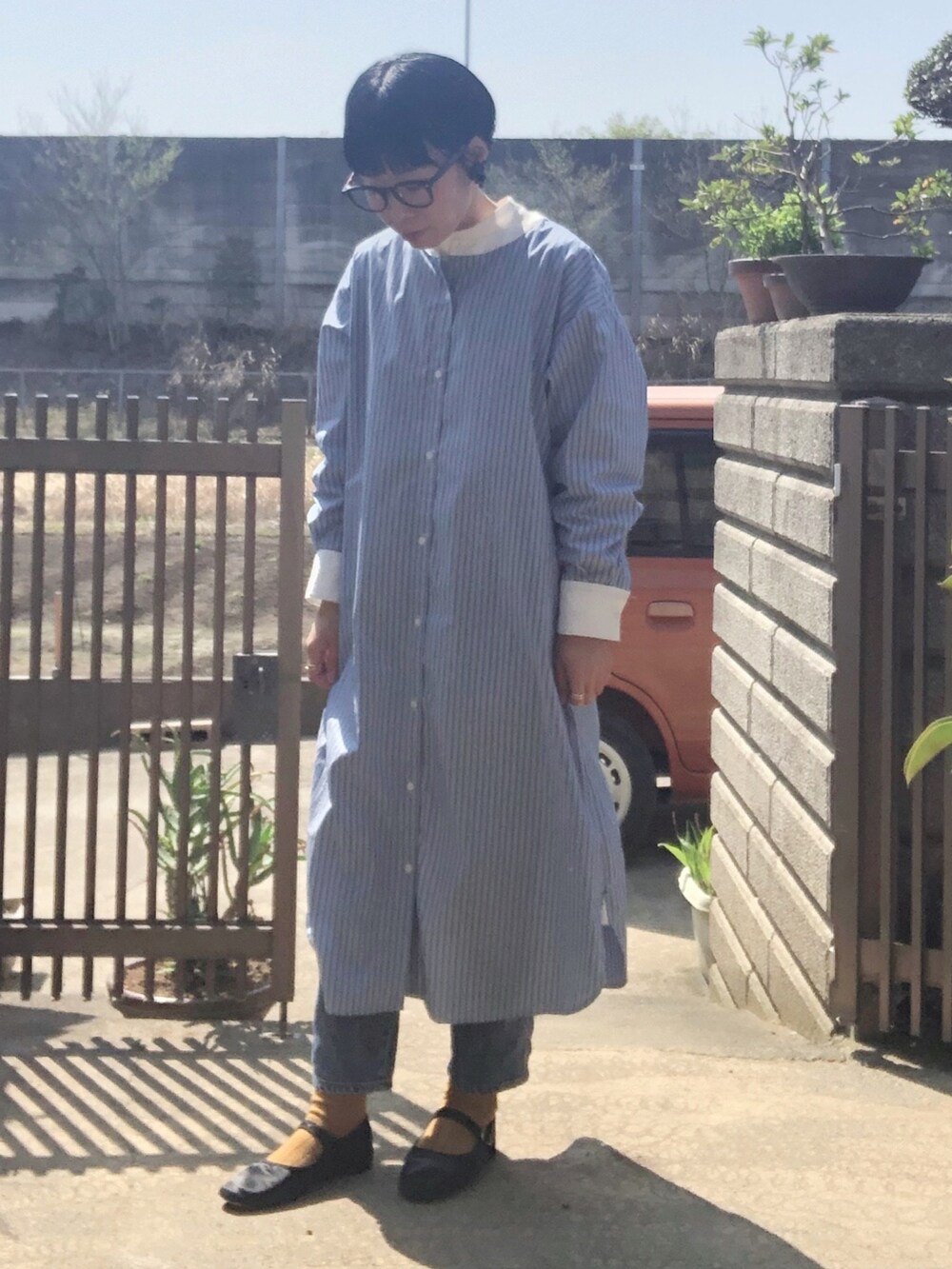 その他のワンピース、ホワイト系のTシャツ/カットソー、ブルー系のデニムパンツを着用したレディースの春コーディネートの2枚目の写真