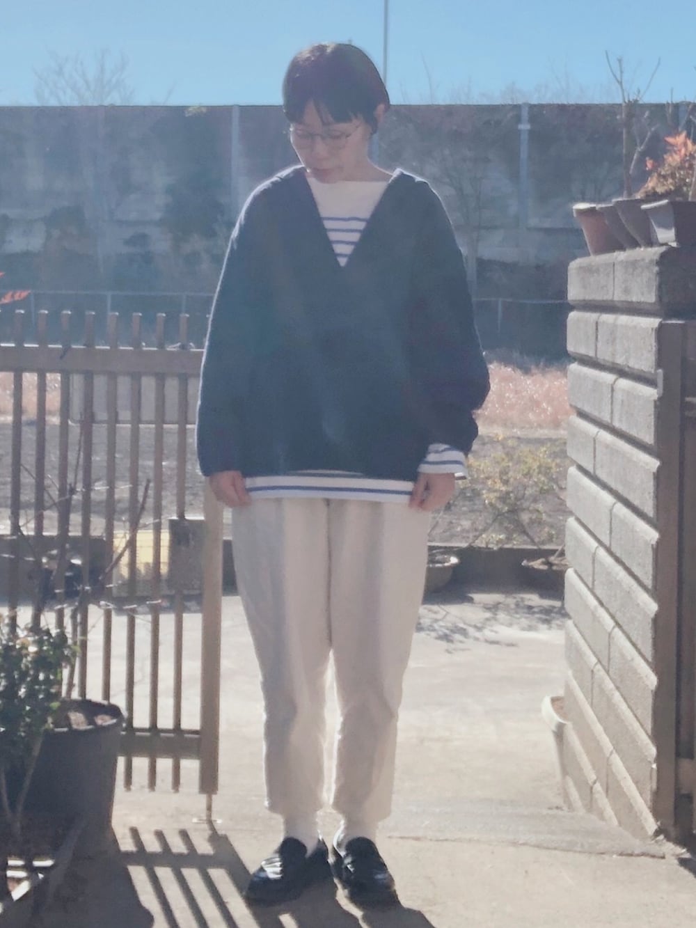 ブルー系のシャツ/ブラウス、ブルー系のTシャツ/カットソー、ホワイト系のデニムパンツを着用したレディースの冬コーディネートの2枚目の写真