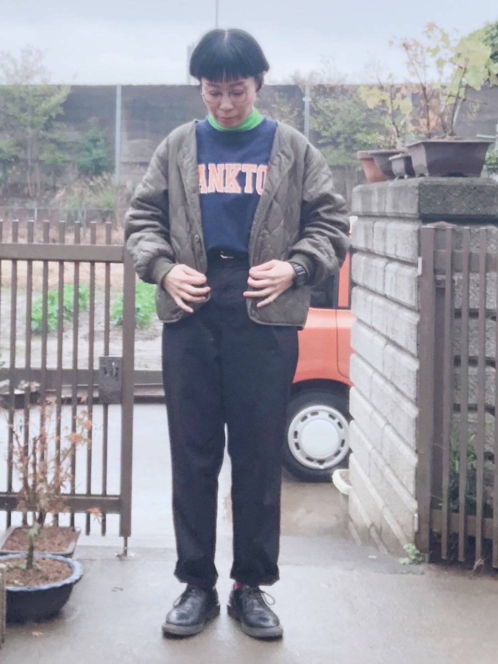 ブルー系のスウェット、グリーン系のブルゾン、グリーン系のTシャツ/カットソーを着用したレディースの秋コーディネートの2枚目の写真