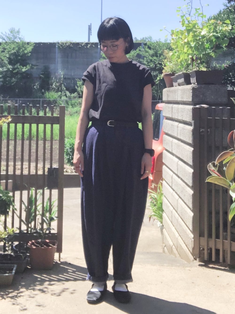 ブラック系のTシャツ/カットソー、ブルー系のその他パンツ、グレー系のパンプスを着用したレディースの夏コーディネートの2枚目の写真