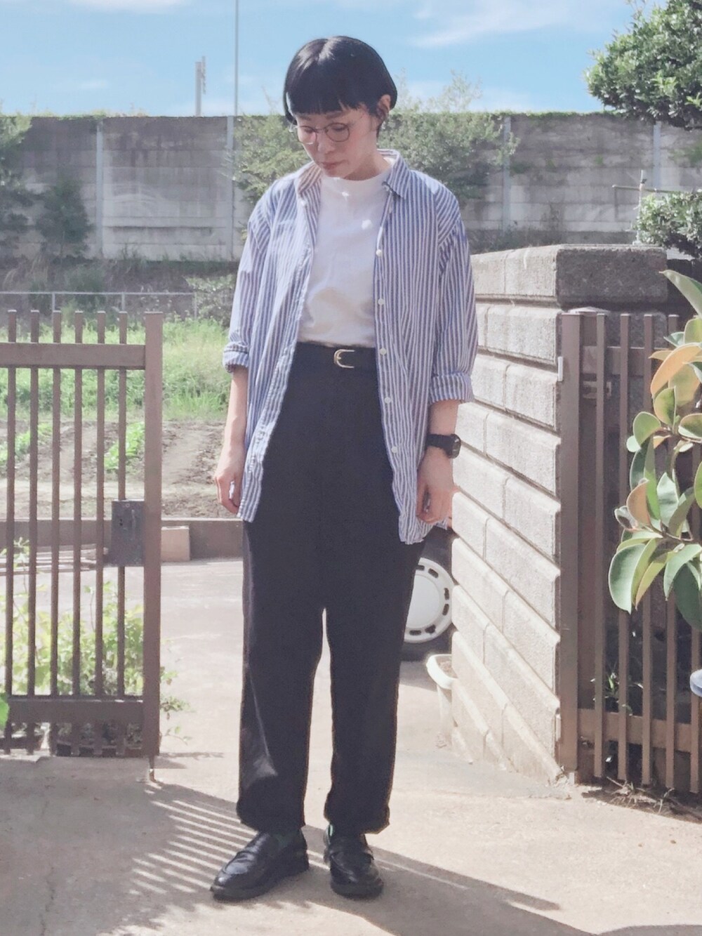 ホワイト系のTシャツ/カットソー、ブルー系のシャツ/ブラウス、ブラック系のパンツを着用したレディースの秋コーディネートの2枚目の写真