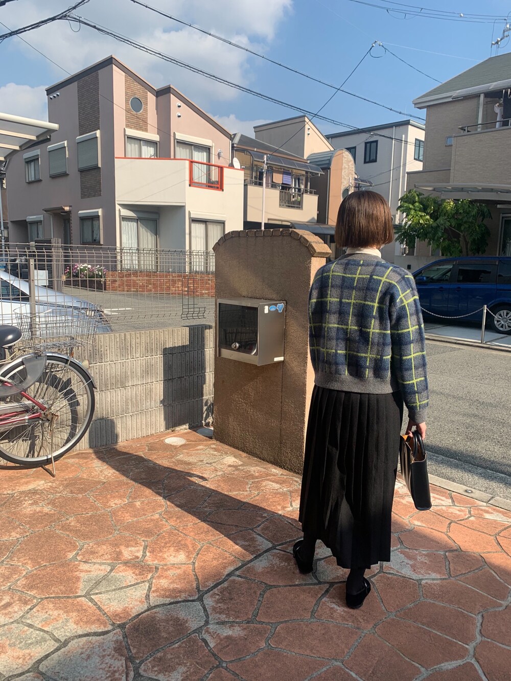 ブラック系のトートバッグ、ブラック系のその他シューズを着用したレディースの秋コーディネートの2枚目の写真