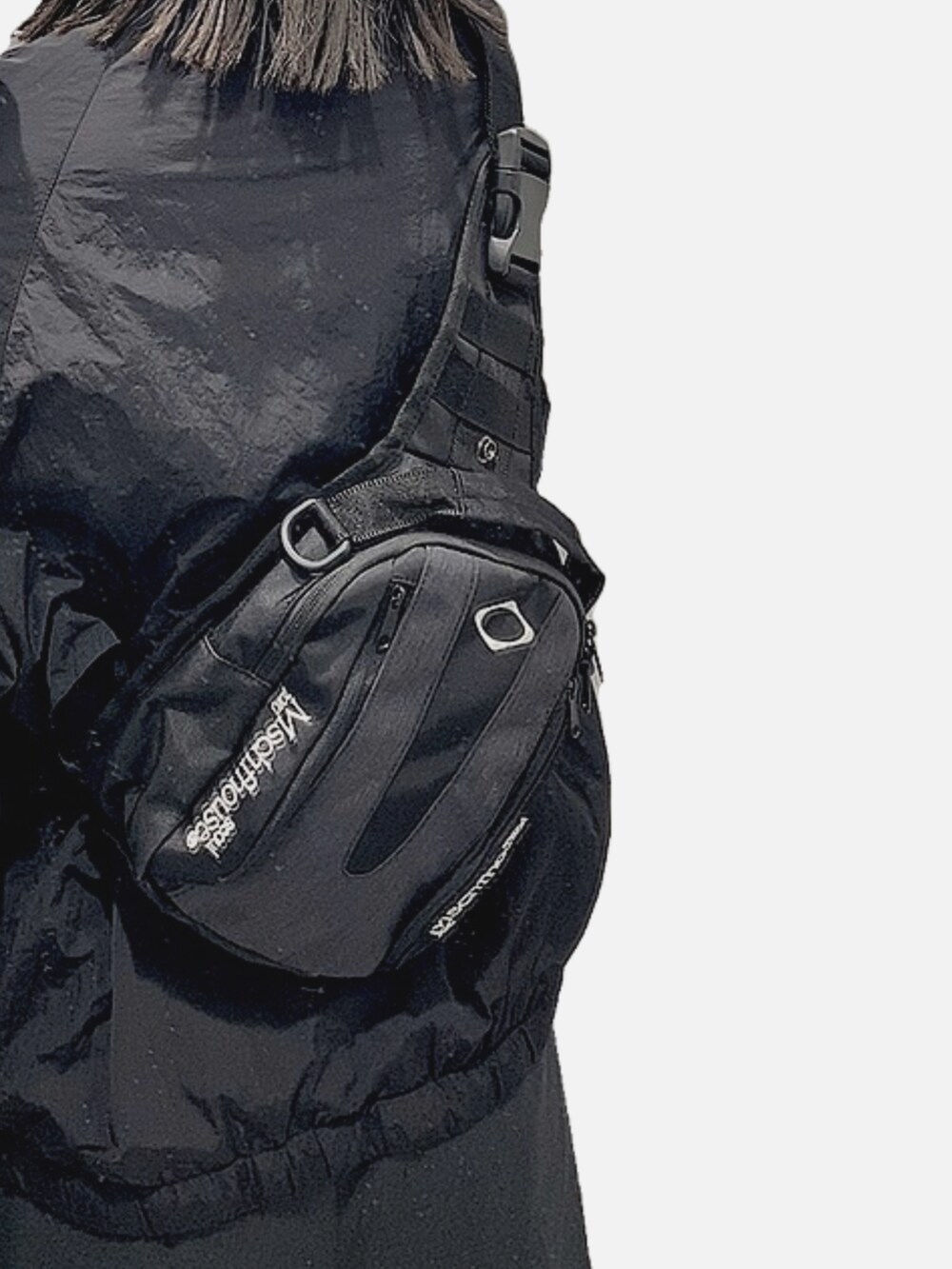 ホワイト系のTシャツ/カットソー、ブラック系のスラックス、ブラック系のボディバッグ/ウエストポーチを着用したレディースの夏コーディネートの2枚目の写真