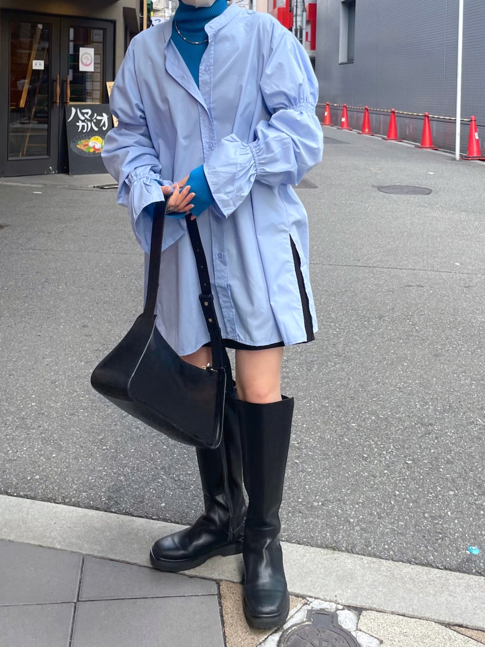 「ロングブーツ、冬コーデ、カジュアルコーデ、シンプルスタイル、今日のコーデ、低身長、お洒落さんとつながりたい、韓国ファッション、ショートパンツ、30代コーデ、骨格ウェーブ、低身長コーデ、シャツスタイル、タートルネック、ブルーコーデ」｜「mysticのフリルスリーブロングシャツ（シャツ/ブラウス、ブルー系）」を使った、okada sakiさん（レディース・150cm）の秋コーディネートの3枚目の写真
