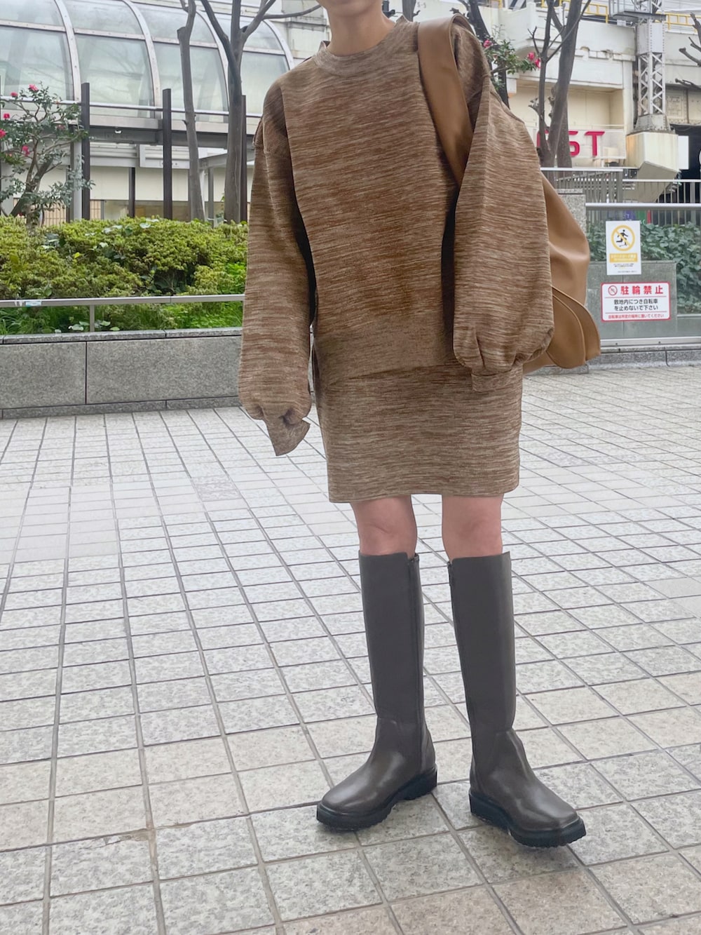 「オトナカジュアル、ラクチンコーデ、おしゃれさんと繋がりたい、冬、ダウンジャケット、セットアップ、セットアップスタイル、ニット、低身長コーデ、低身長、ワントーンコーデ、カチューシャ、アウターコーデ、ハイトーンカラー、ロングブーツ」｜「mysticの2WAY中綿ジャケット（ダウンジャケット/コート、ブラック系）」を使った、okada sakiさん（レディース・150cm）の冬コーディネートの3枚目の写真