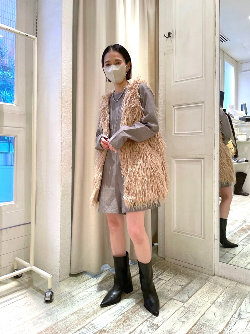 「秋服、オトナカジュアル、秋コーデ、秋色コーデ、おしゃれさんと繋がりたい、低身長、ファーベスト、オールインワン、サロペット、ベスト、ファーベストコーデ、低身長女子、ブラウンコーデ、ブラウン色に染まれ、カジュアル」｜「mysticの【2022AW】フェイクファーロングベスト（ベスト、ベージュ系）」を使った、okada sakiさん（レディース・150cm）の秋コーディネートの3枚目の写真
