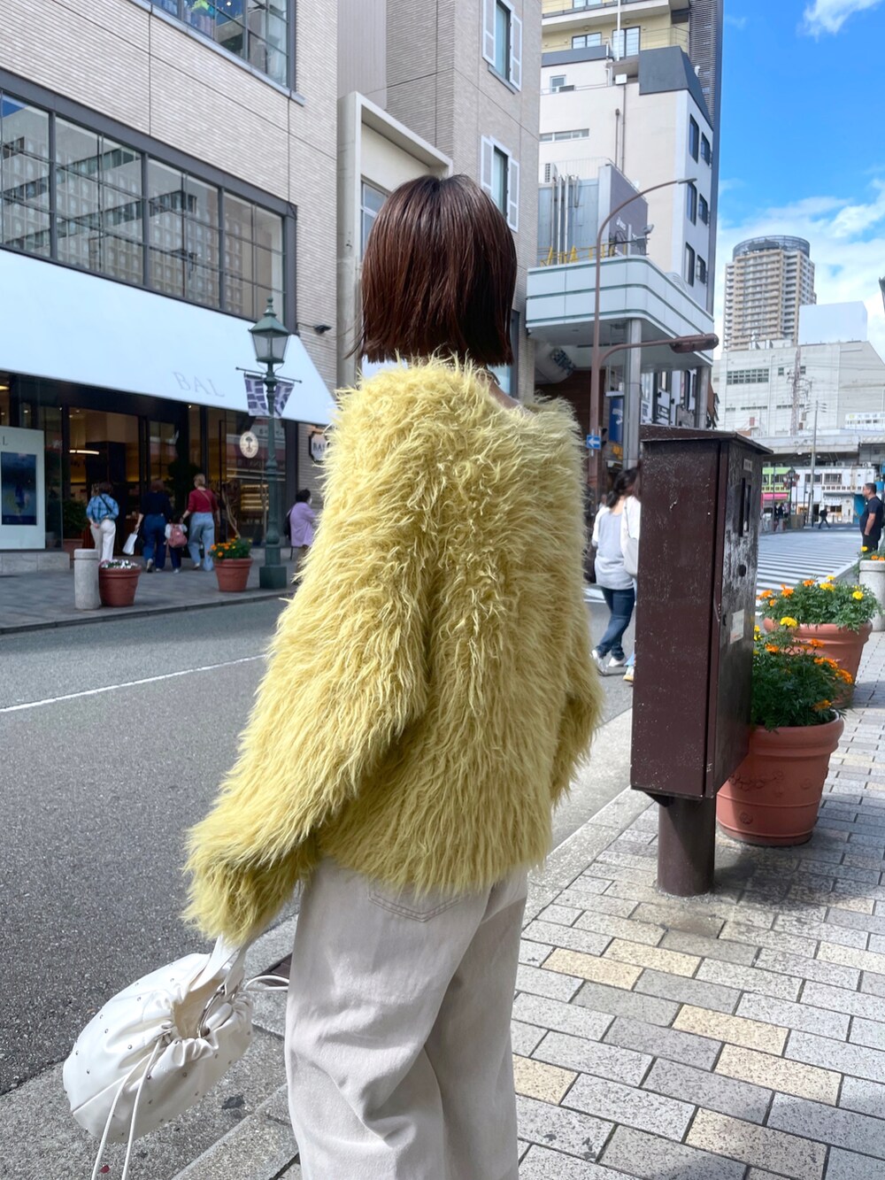 「秋冬コーデ、今日のコーデ、着回しコーデ、秋カラー、マスタード、イエロー、イエローコーデ、カーディガン、シャギーニット、カーディガンコーデ、デニム、デニムコーデ、低身長、低身長コーデ、カチューシャ」｜「mysticのloti スタッズ巾着BAG（トートバッグ、ホワイト系）」を使った、okada sakiさん（レディース・150cm）の秋コーディネートの4枚目の写真