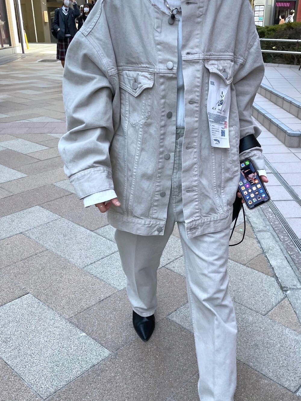 「シンプル、春服、大人コーデ、お出かけコーデ、カジュアル、#春コーデ、低身長女子、低身長コーデ、デニムジャケット、デニムセットアップ、セットアップ、デニムパンツ、メンズライク女子、シンプルコーデ、大人カジュアル」｜「mysticのai no de setouchi BIGデニムジャケット（デニムジャケット、グレー系）」を使った、okada sakiさん（レディース・150cm）の春コーディネートの3枚目の写真