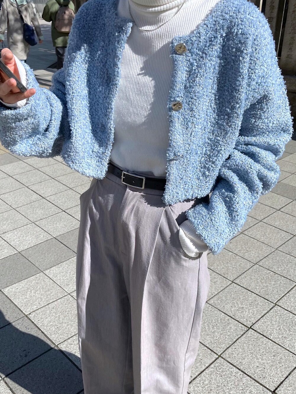 「オトナ女子、お出かけコーデ、大人カジュアル、春先取り、お洒落さんとつながりたい、低身長女子、春コーデ、パンツスタイル、ブルーコーデ、カラーコーデ、カーディガン、スラックス、低身長コーデ、低身長、ショート丈トップス」｜「mysticの【カラー展開豊富】リボンヤーンショートカーディガン（カーディガン/ボレロ、ブルー系）」を使った、okada sakiさん（レディース・150cm）の冬コーディネートの3枚目の写真