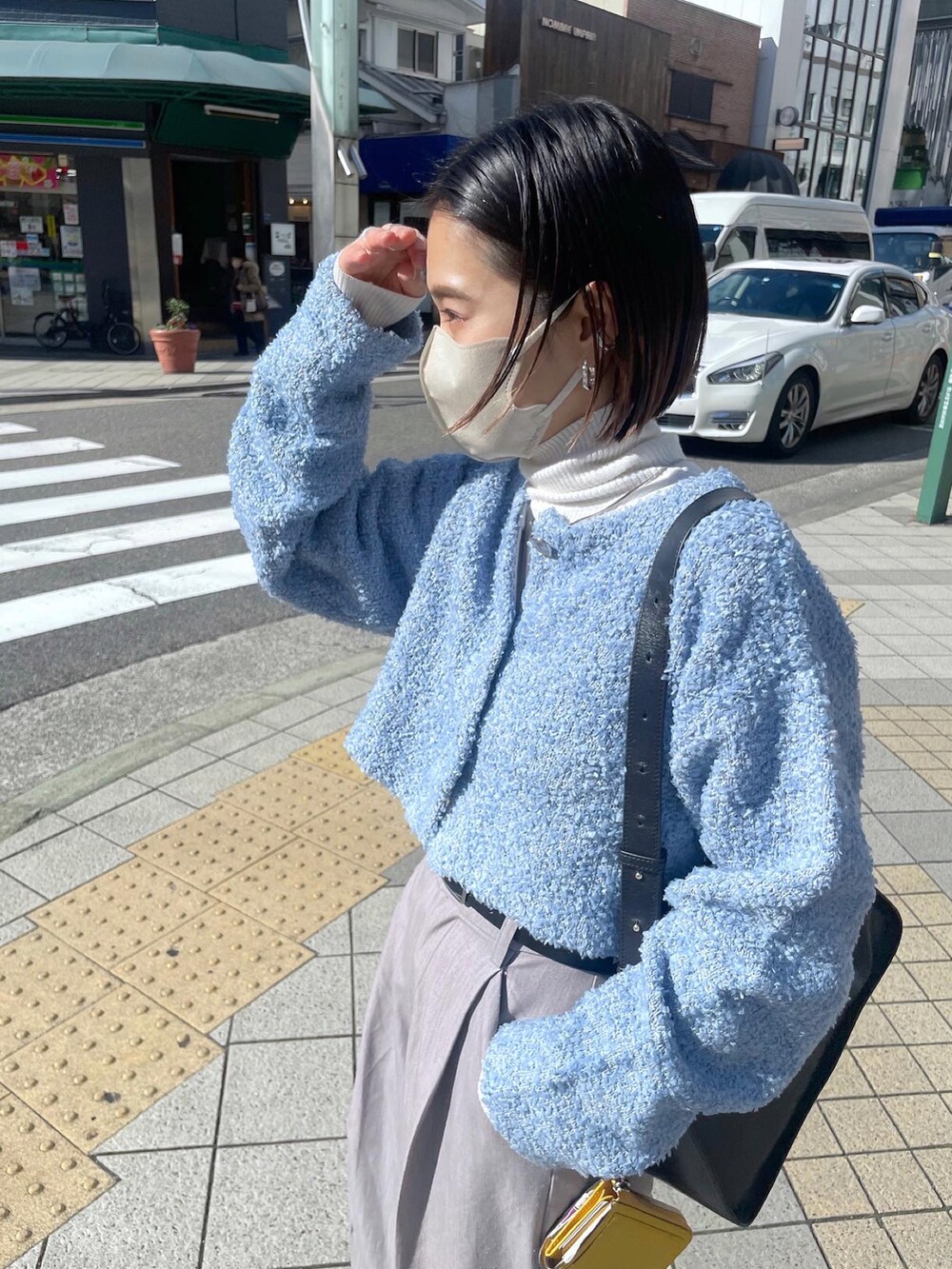 「オトナ女子、お出かけコーデ、大人カジュアル、春先取り、お洒落さんとつながりたい、低身長女子、春コーデ、パンツスタイル、ブルーコーデ、カラーコーデ、カーディガン、スラックス、低身長コーデ、低身長、ショート丈トップス」｜「mysticの【カラー展開豊富】リボンヤーンショートカーディガン（カーディガン/ボレロ、ブルー系）」を使った、okada sakiさん（レディース・150cm）の冬コーディネートの2枚目の写真