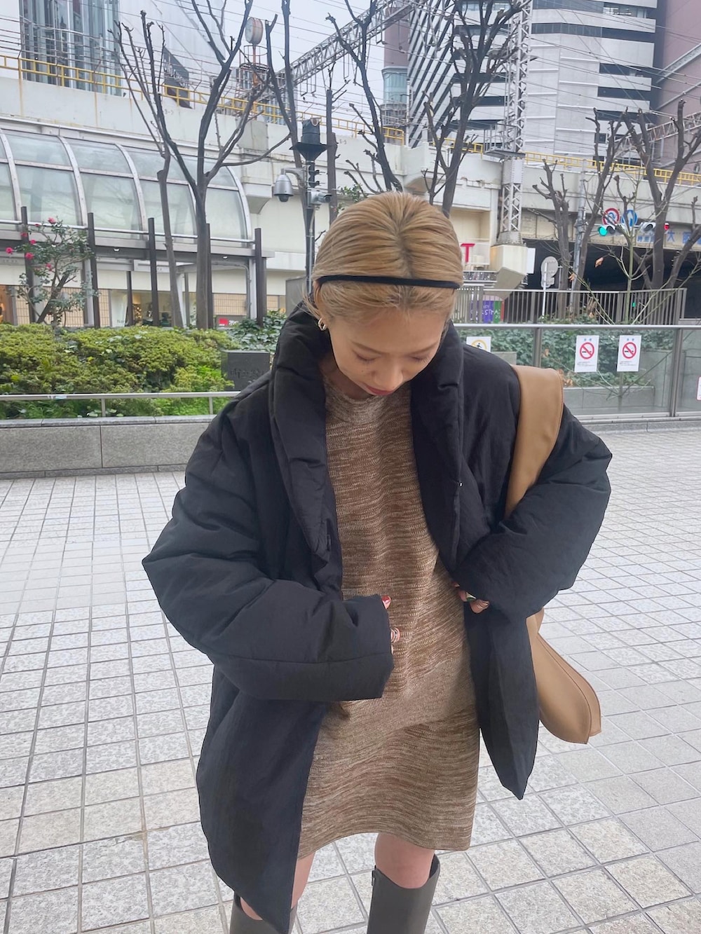 「オトナカジュアル、ラクチンコーデ、おしゃれさんと繋がりたい、冬、ダウンジャケット、セットアップ、セットアップスタイル、ニット、低身長コーデ、低身長、ワントーンコーデ、カチューシャ、アウターコーデ、ハイトーンカラー、ロングブーツ」｜「mysticの2WAY中綿ジャケット（ダウンジャケット/コート、ブラック系）」を使った、okada sakiさん（レディース・150cm）の冬コーディネートの2枚目の写真