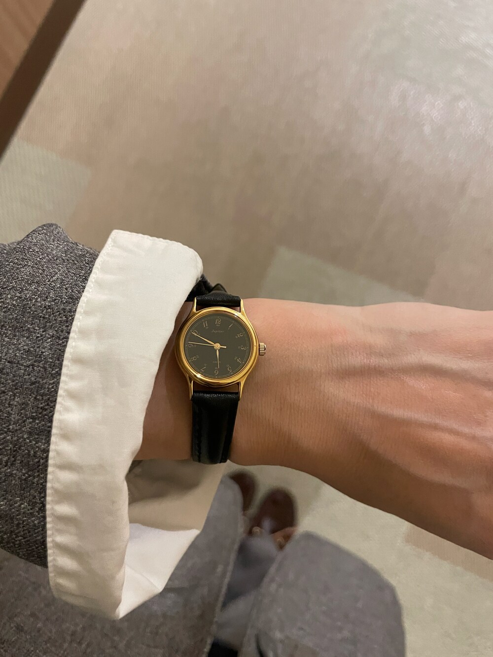 ブラウン系のモカシン/デッキシューズ、グレー系のセットアップ、ブルー系のバックパック/リュックを着用したレディースの春コーディネートの2枚目の写真