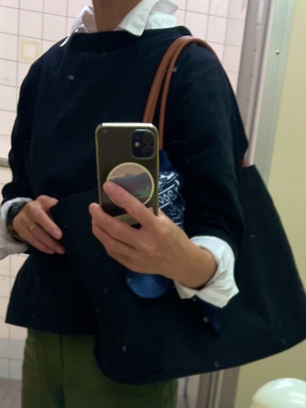 ブラウン系のローファー、ブラック系のTシャツ/カットソー、グリーン系のカーゴパンツを着用したレディースの夏コーディネートの2枚目の写真