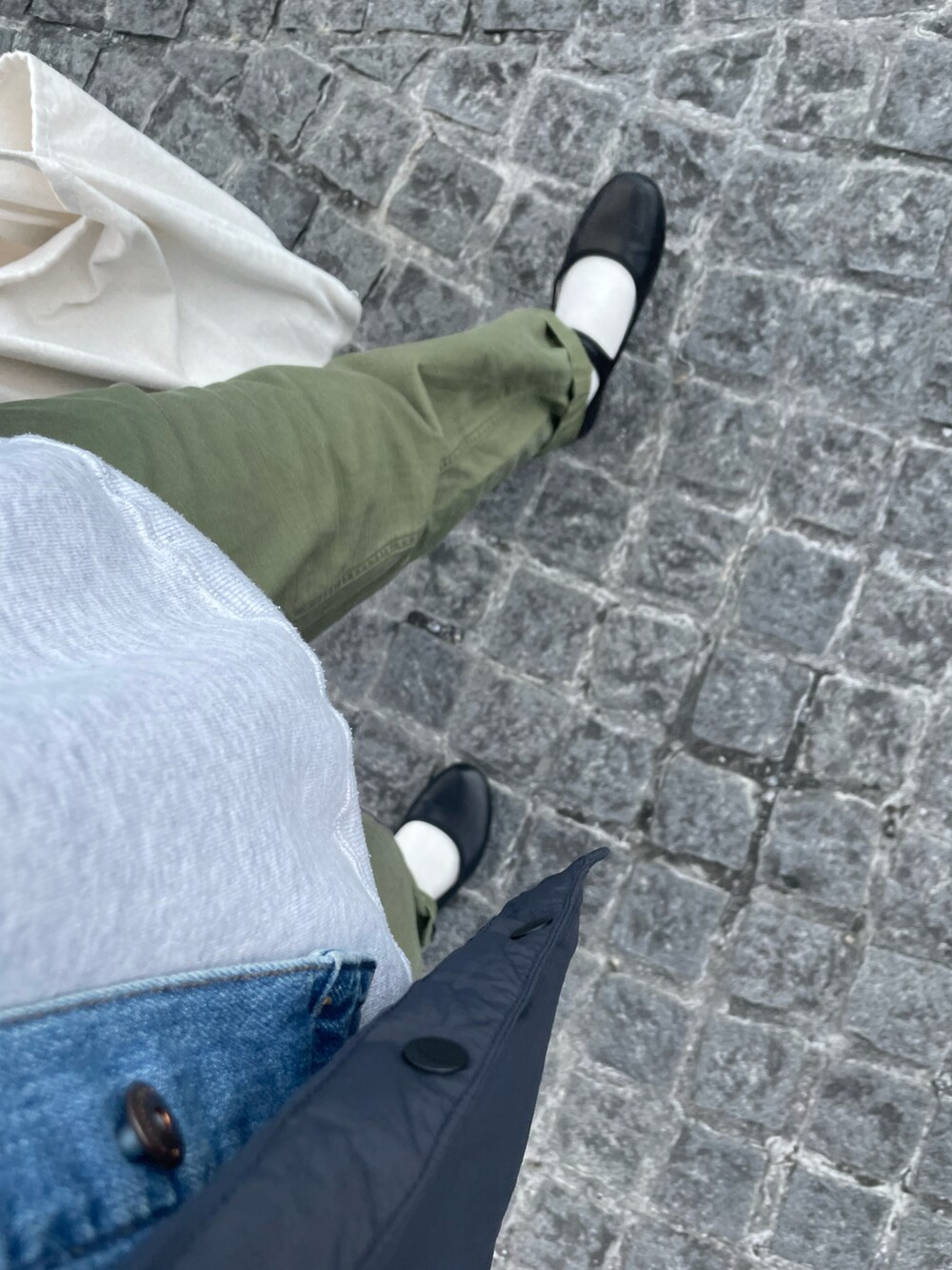 グリーン系のカーゴパンツ、ブラック系のバレエシューズ、ブルー系のデニムジャケットを着用したレディースの冬コーディネートの2枚目の写真