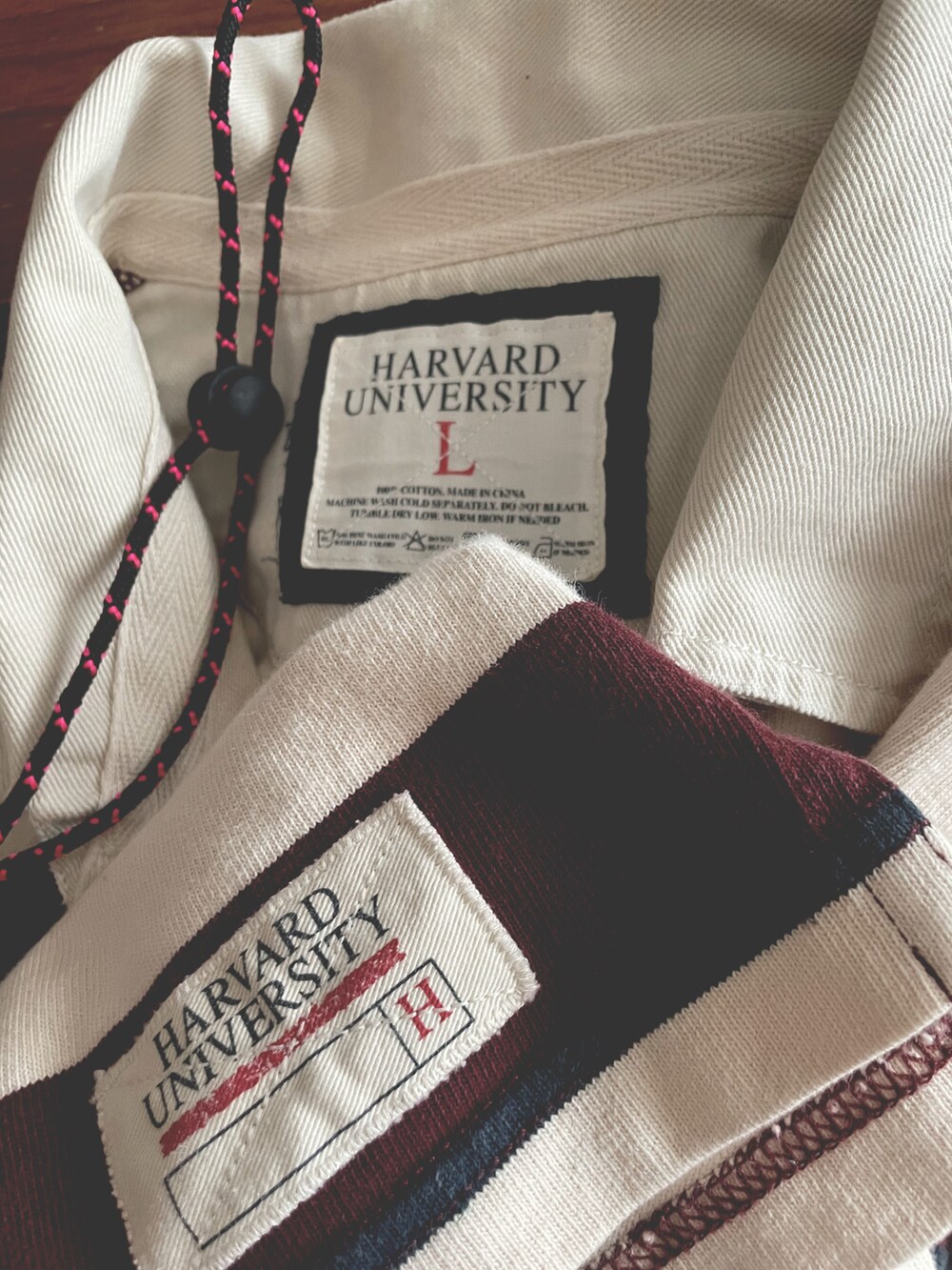 ブルー系のデニムパンツを着用したレディースの冬コーディネートの2枚目の写真