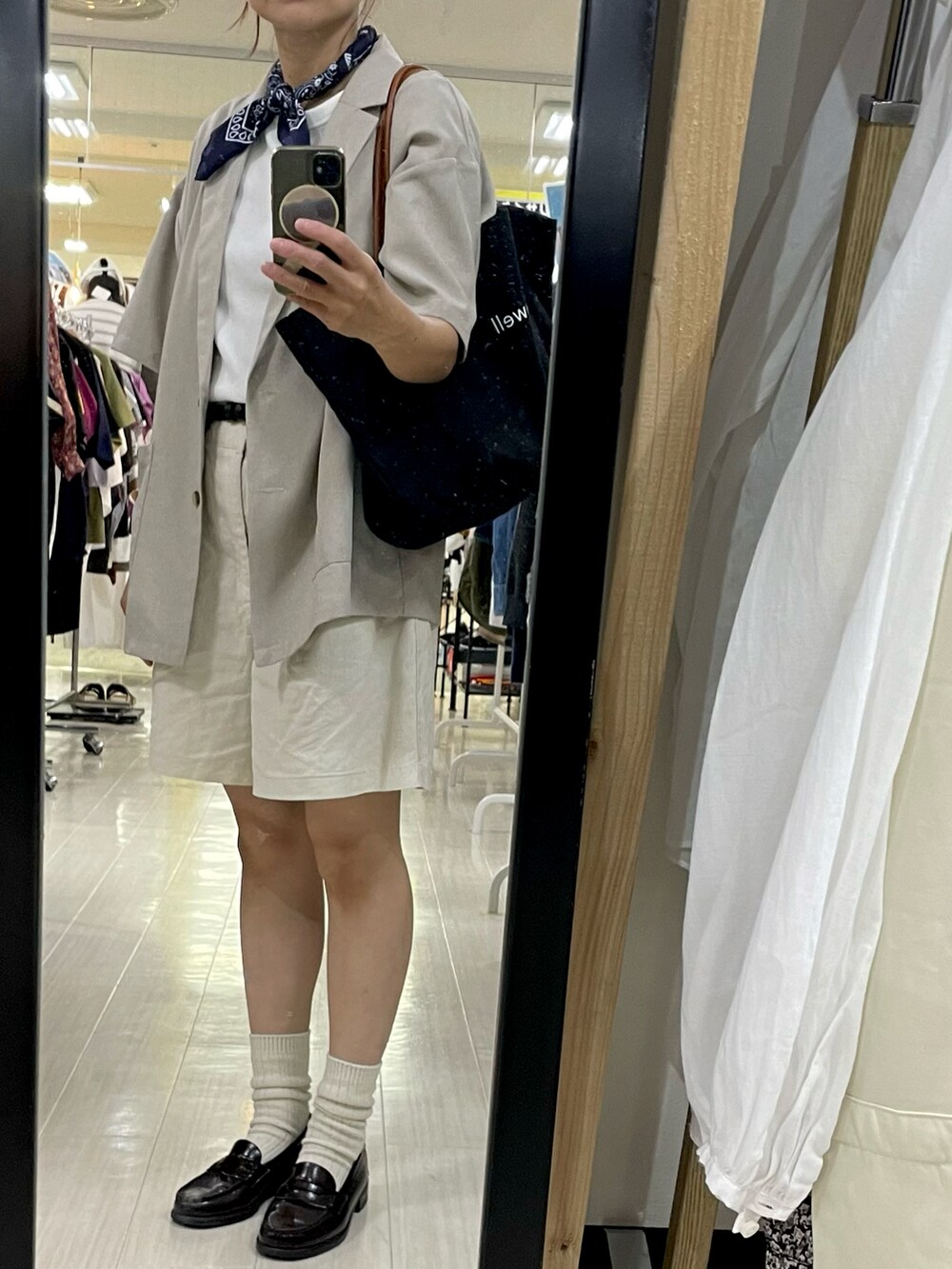 「スカーフ、低身長コーデ、ローファー、トートバッグ、GU、セットアップ、ハーフパンツ、夏コーデ、お出かけコーデ、休日スタイル、ジャケット、ワントーンコーデ、モノトーン、着回しコーデ、みんなの白Tフェス」｜「A.P.C.のCOMPACT DEMI-LUNE 19A（コインケース、レッド系）」を使った、Mさん（レディース・154cm）の夏コーディネートの2枚目の写真