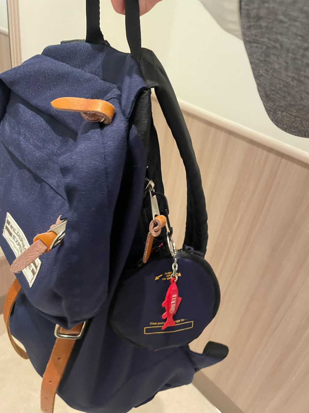 ブラウン系のモカシン/デッキシューズ、グレー系のセットアップ、ブルー系のバックパック/リュックを着用したレディースの春コーディネートの3枚目の写真